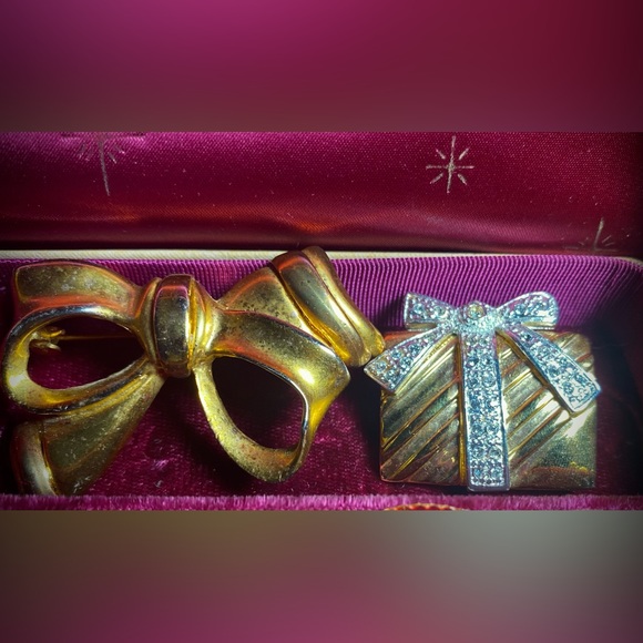 Vintage jewelry lot with Vintage Jewelry Box. - Picture 8 of 16